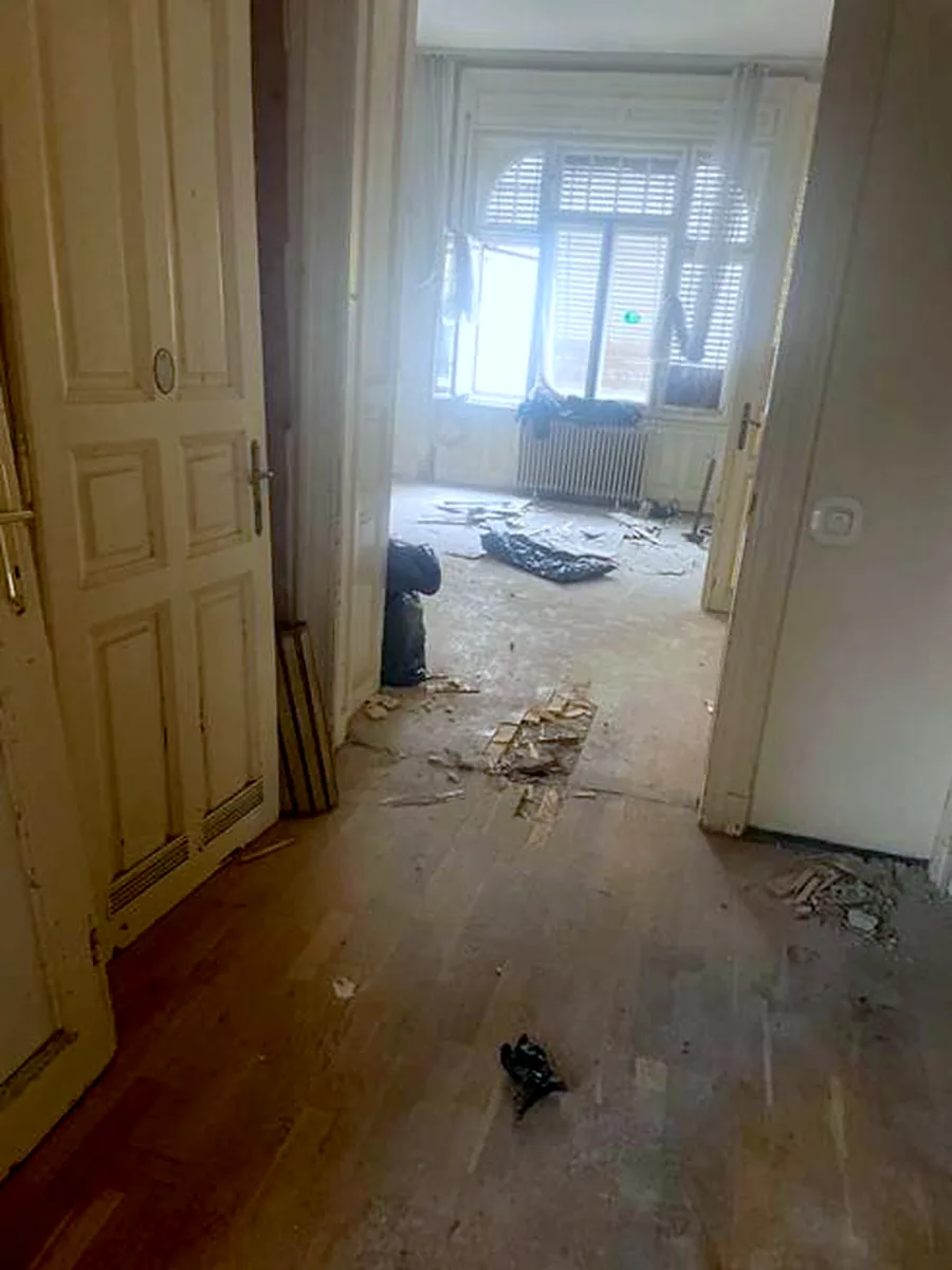 Előtte: előszoba és szoba bontás közben