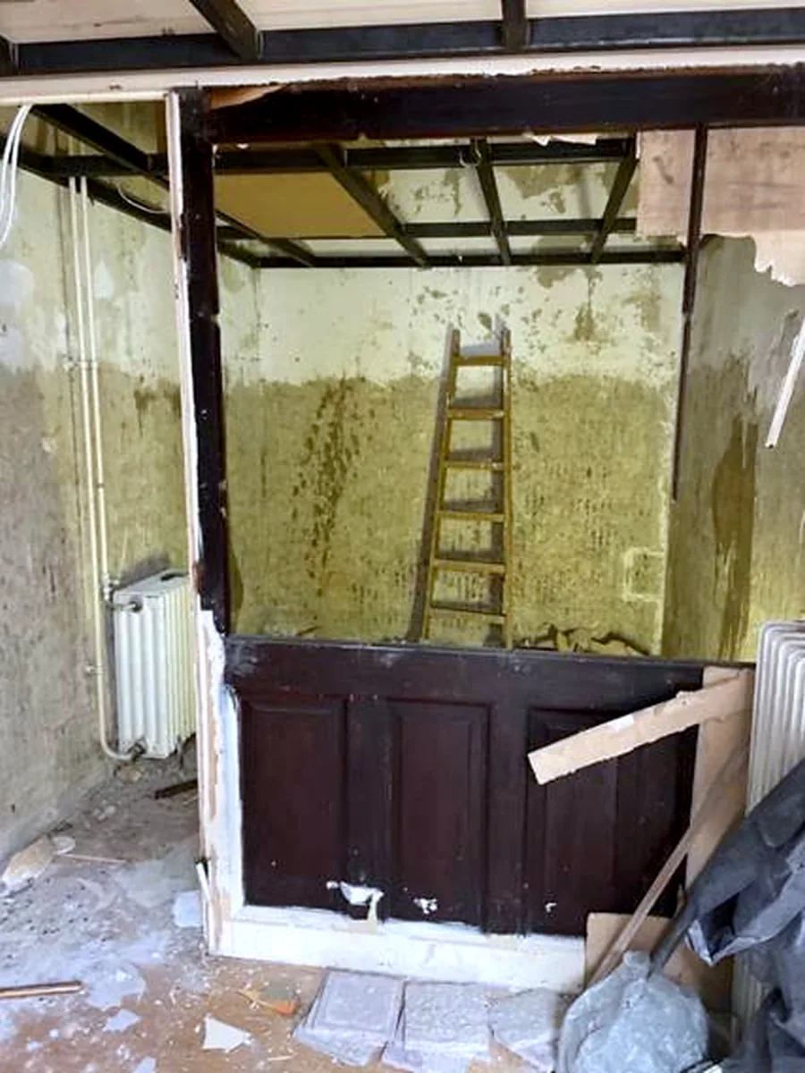 Előtte: a galéria új acélszerkezete